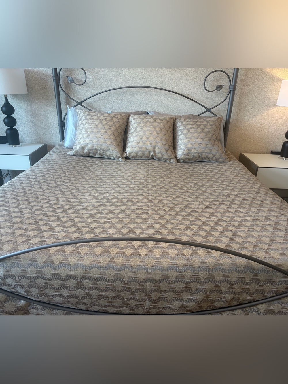 Eastern accents Silvio Metallic Duvet Cover with MatchingSquare Pillow